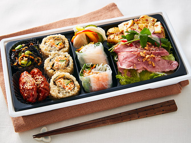 玄米ロール入り30品目のSalad bento