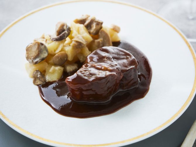黒毛和牛の赤ワイン煮込み ポテトとキノコのフリカッセ添え
