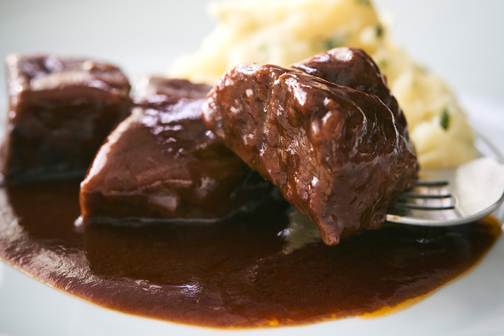 牛ほほ肉の赤ワイン煮込み ポテトピュレ添え