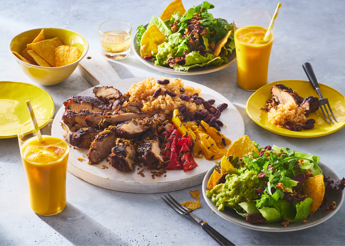 ジャークチキン&ラムナッツとワカモレのサラダ