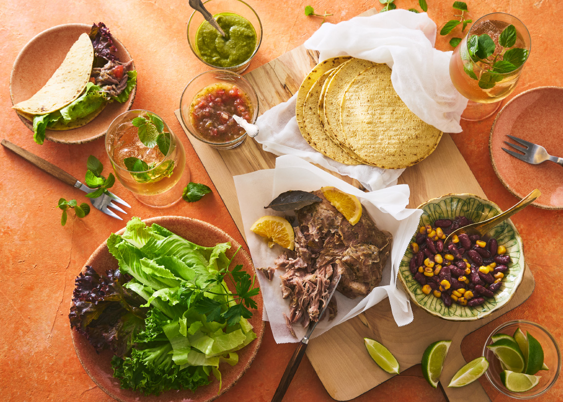 2種サルサで食べる カルニータスのタコス
