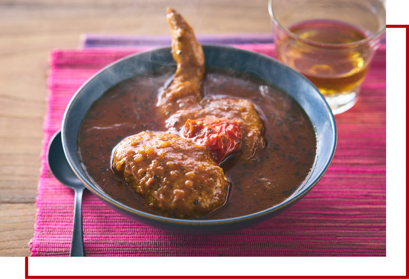 トマトスープカレー 骨付きチキンレッグ、ハンバーグ、トマト