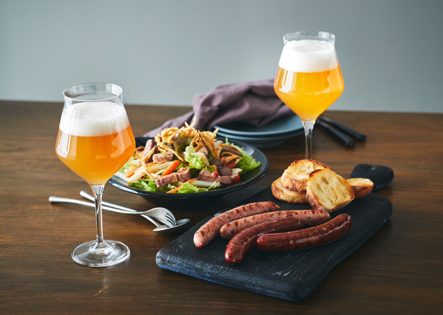 クラフトビールと楽しむ2種ソーセージ&サラダ