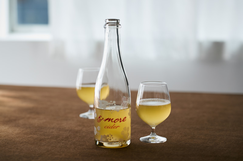 1回目は、太陽農場のりんごから生まれたシードルを。「&more cider 辛口」