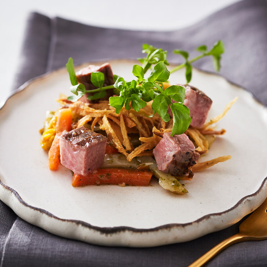 プライムローストビーフと揚げごぼうのサラダ