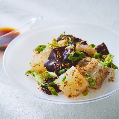 自社製こんにゃくときくらげの胡麻サラダ