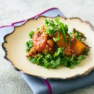 揚げじゃがのヤンニョムサラダ